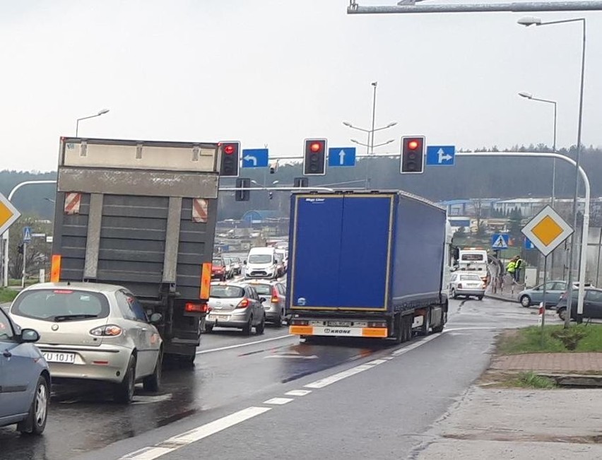 Zderzenie samochodów na drodze 94 w Olkuszu. Na odcinku w stronę Krakowa powstał wielki korek [ZDJĘCIA]