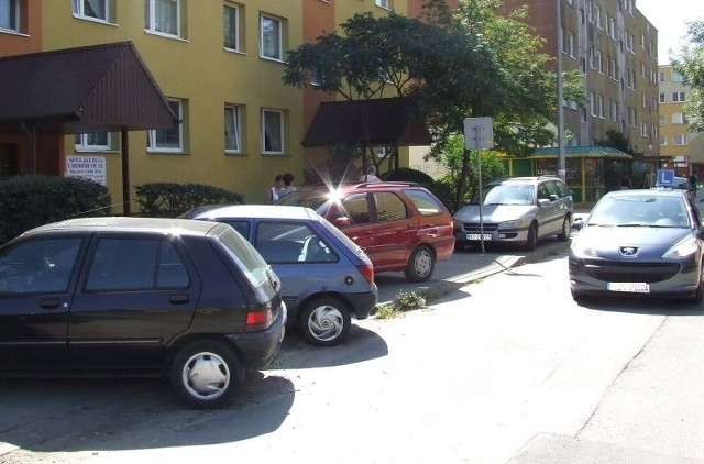 Pozastawiane uliczki osiedlowe i parkowanie nie zawsze zgodne z przepisami, to na Serbinowie codzienność.