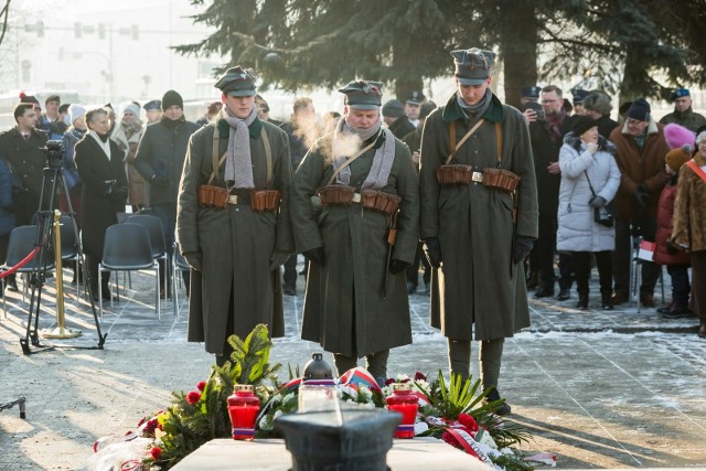 W Bydgoszczy odbyły się uroczystości z okazji Narodowego Dnia Zwycięskiego Powstania Wielkopolskiego. To nowe święto państwowe, ustanowione przez Sejm RP, obchodzone jest 27 grudnia - w rocznicę wybuchu niepodległościowego zrywy. W Bydgoszczy apel odbył się przy Pomniku Nieznanego Powstańca Wielkopolskiego przy ul. Bernardyńskiej. Kwiaty złożono także pod tablicą upamiętniającą gen. Józefa Dowbora-Muśnickiego na Starym Rynku i pod tablicą pamiątkową Wojciecha Korfantego przy ul. Jagiellońskiej