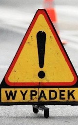 Wypadek na krajowej "szóstce". Jedna osoba zakleszczona w pojeździe