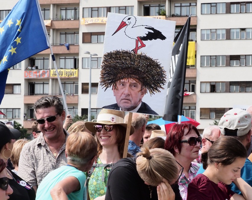 Czechy: Największe demonstracje od czasu upadku komunizmu [ZDJĘCIA] 250 tys. protestujących na ulicach Pragi