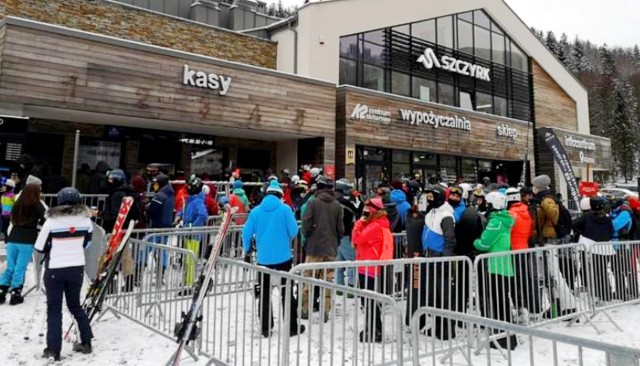 Beskidy dostały na święta śnieg i mróz w prezencie. Na stokach mnóstwo narciarzy i snowboardzistów.Zobacz kolejne zdjęcia. Przesuwaj zdjęcia w prawo - naciśnij strzałkę lub przycisk NASTĘPNE