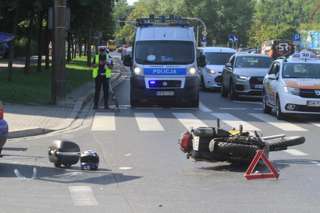 Pijany kierowca BMW zderzył się za motocyklistą. zdjęcia ilustracyjne