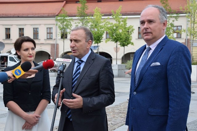 Od lewej posłanka Marzena Okła - Drewnowicz,  poseł Grzegorz Schetyna i Paweł Zalewski.