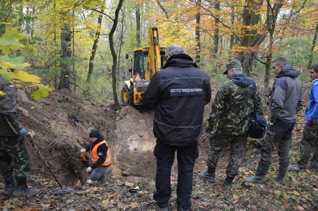 W ostatnim tygodniu w rejonie dawnego pałacu wykonano trzy rozległe wykopy, tym razem w poszukiwaniu zbiorowego miejsca ukrycia szczątków partyzantów NSZ.