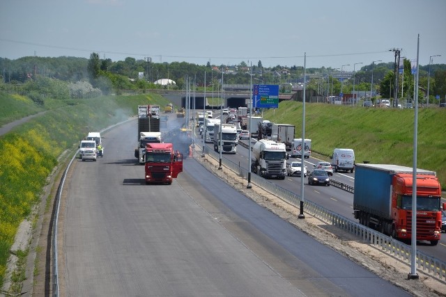 Nadal trwają prace na trzykilometrowym odcinku obwodnicy Poznania na autostradzie A2, między węzłami Poznań Zachód i Poznań Komorniki. Z powodu upału nie udało się zakończyć ich we wtorek 25 czerwca, jak planowano, drogowcy będą starać się zakończyć je w środę.