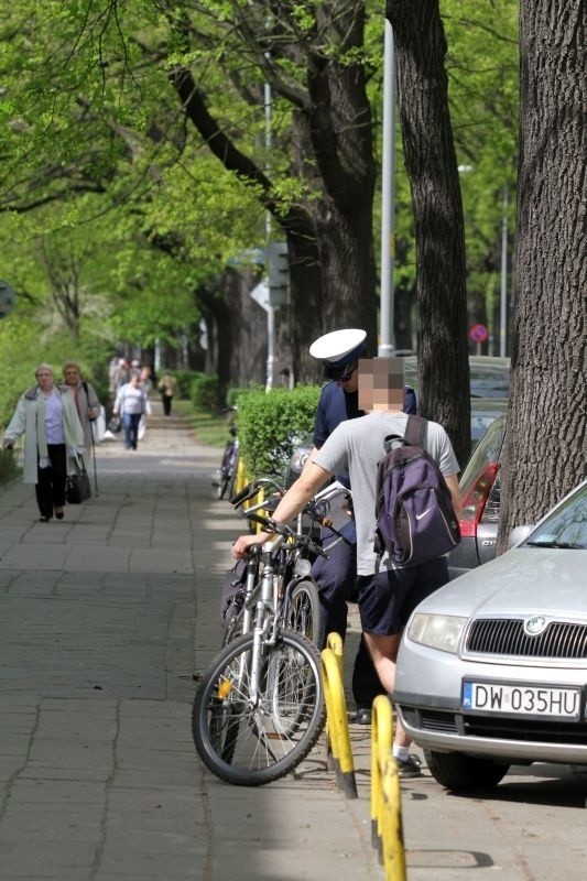 Wypadek na Olszewskiego. Rowerzysta potrącił kobietę na chodniku (ZDJĘCIA)