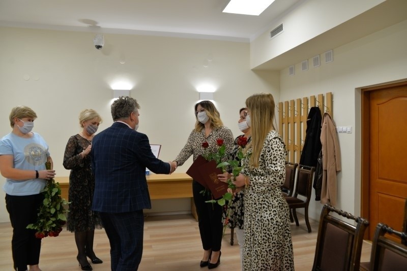 Burmistrz Jacek Tarnowski gratuluje nauczycielkom z gminy.