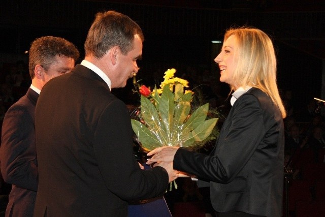 Renata Drozd odebrala bagrodę z rąk przydenta Wojciecha Lubawskiego, a potem zaśpiewała mu urodzinową piosenkę.