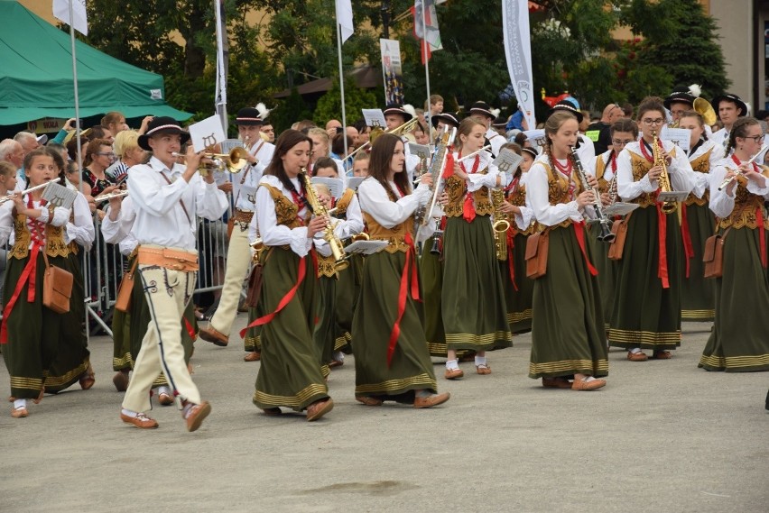 Parada i tańce instrumentalistów w Skale. Festiwal Orkiestr Wojskowych i Dętych