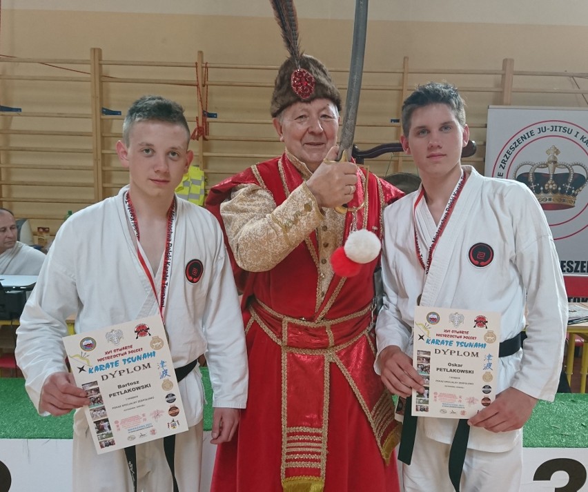 Dziesięć tytułów mistrza Polski przywieźli z Warszawy karatecy z Dębnicy Kaszubskiej