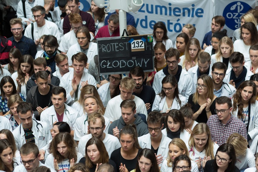 Protestujący lekarze odpowiadają Szydło. "Nie zawiesimy strajku z powodu mętnej obietnicy spotkania"