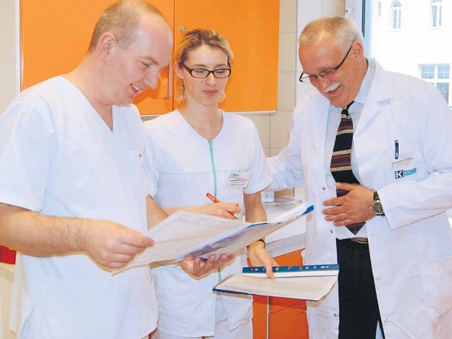 Konsylium na oddziale. Ordynator dr Dariusz Królikowski (z prawej) z trzonem zespołu neurochirurgii &#8211; Patrycją Andrzejewską, pielęgniarką oddziałową,i doktorem Michałem Tarnowskim, swoim zastępcą.