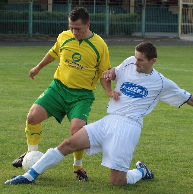 Piłkarze Siarki Tarnobrzeg (z piłką Łukasz Szymański) rozegrają sześć gier kontrolnych.