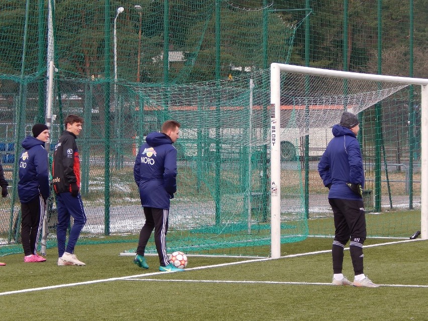 Piłka nożna. W meczu towarzyskim Jantar Ustka pokonał Sławę Sławno 5:0 (zdjęcia)