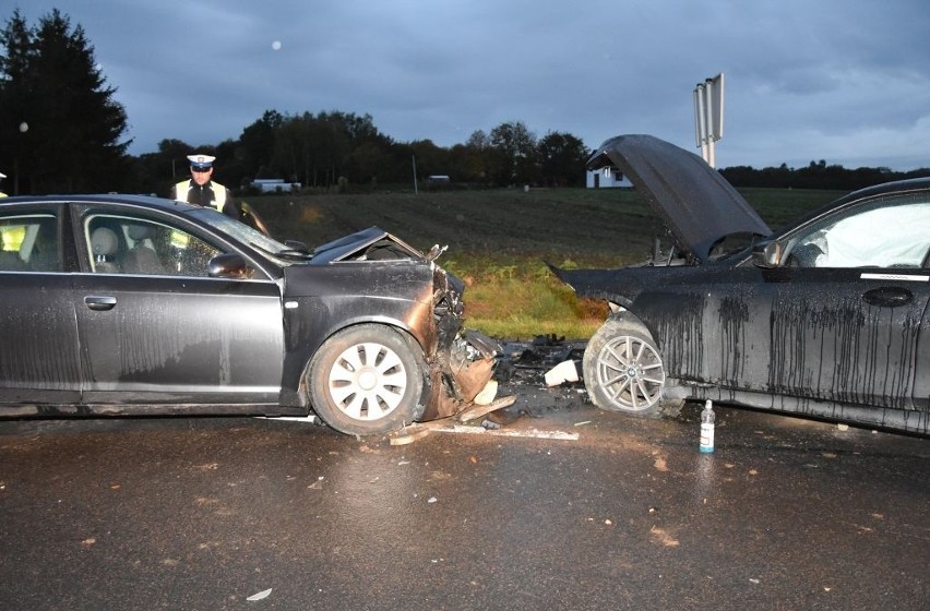 Groźny wypadek w Tyniowicach. 20-letni kierowca BMW wjechał w audi. Dwie osoby trafiły do szpitala!