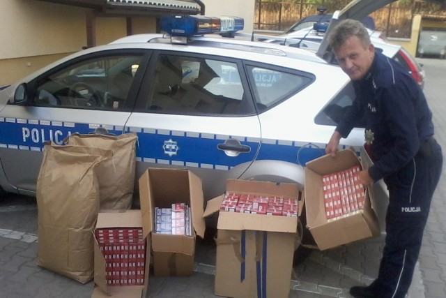 Na jednej z posesji w Radziejowie policjanci znaleźli ponad 100 nielegalnych paczek papierosów