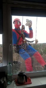 Superman i Spiderman myją okna w Górnośląskim Centrum Zdrowia Dziecka