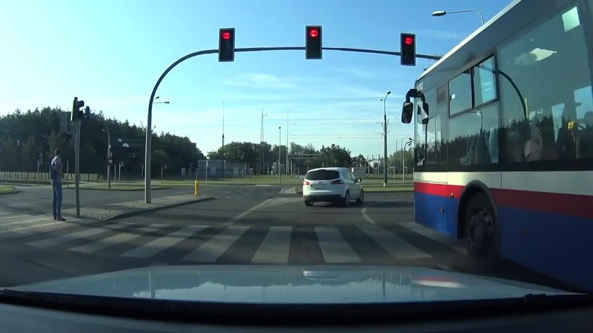 Bydgoszcz. Autobusem na czerwonym. Dawno nie było wypadku?! [wideo]