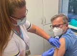 Burmistrz Darłowa przyjął trzecią dawkę szczepionki. "Jestem zdecydowanym zwolennikiem szczepień przeciw COVID-19"