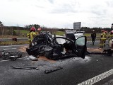 Groźny wypadek na A2 w Ciosnach w powiecie zgierskim. Dwie osoby ciężko ranne! Na miejscu lądował helikopter LPR. Zderzenie tira z osobówką