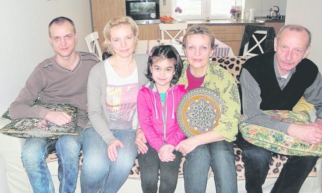 Irina i Aleksander Czebotariow z dorosłymi dziećmi: synem Aleksandrem i córką Eleną oraz wnuczką Poliną (córką pani Eleny)