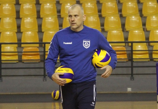 Trener Dariusz Daszkiewicz chciałby mieć wzmocniony zespół.