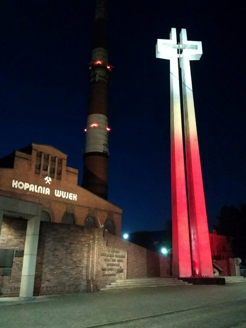 Pomnik krzyż przy kopalni Wujek z nową iluminacją