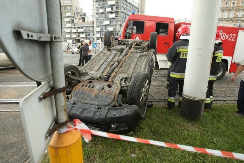 Wypadek na skrzyżowaniu Dubois i Kurkowej. Dachował fiat  (ZDJĘCIA)