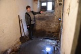 Zepsuta kanalizacja w budynku ZGM. Urzędnicy proponują toi-toia