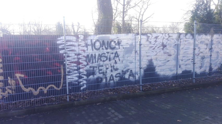 Górnik Zabrze - Piast Gliwice. Zamalowane graffiti przy...
