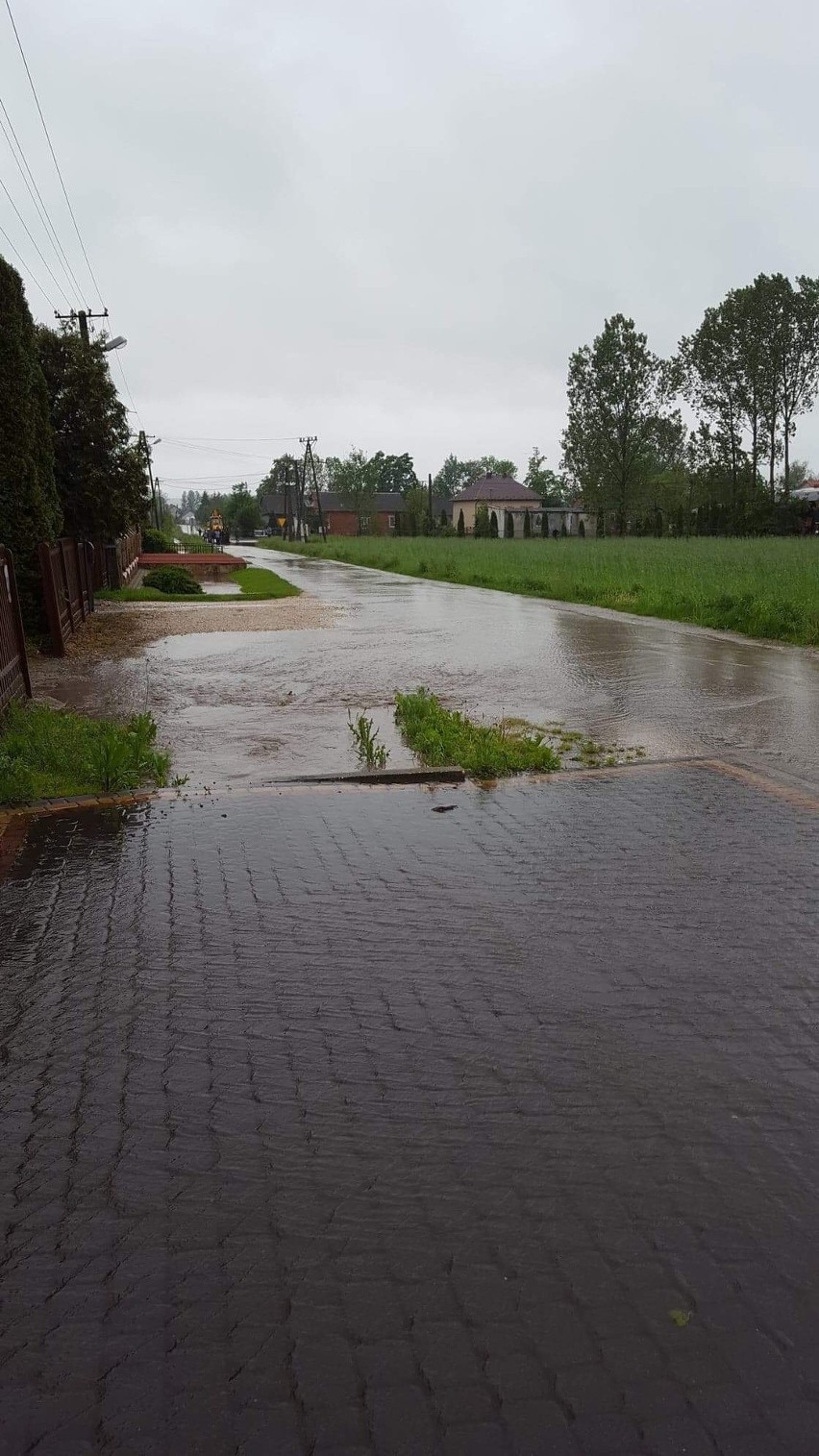 Nawalny deszcz nad powiatem pińczowskim. Strażacy w akcji, zalewane są ulice. Nida może wylać!