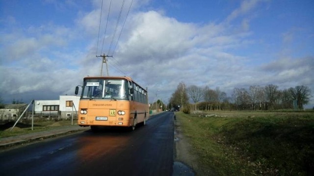 Uczniowie z gminy Dębowa Łąka i ich rodzice chcą od 1 września dojeżdżać do szkoły autobusami, a nie iść lub jechać rowerem