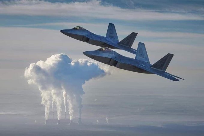 Huk myśliwców wielozadaniowych F-22 Raptor i F-16 z 32 Bazy...