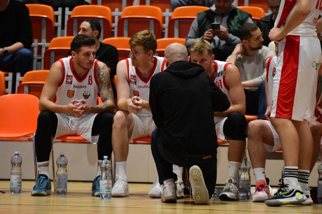 Koszykarze AZS UJK Kielce przegrali z liderem z Bielska-Białej.