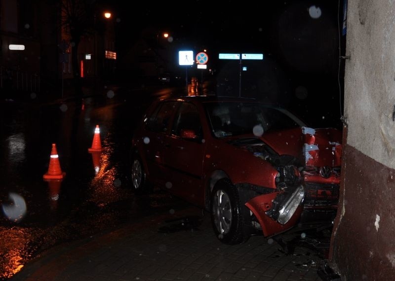 W piątek po godz. 23.00 policyjny patrol zauważył golfa,...