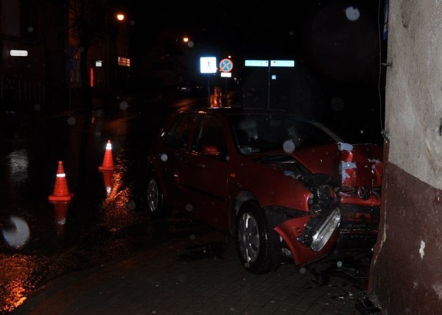 W piątek po godz. 23.00 policyjny patrol zauważył golfa, który uderzył w róg budynku na ul. Lipowej w Piszu. Przy samochodzie stało dwóch młodych mężczyzn. Funkcjonariusze ustalili, że jeden z nich to kierujący pojazdem marki VW Golf, a drugi to świadek zdarzenia.