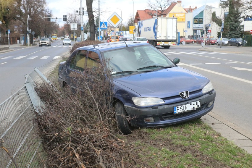 Wypadek na Kochanowskiego. Auto wpadło na ogrodzenie (ZDJĘCIA)