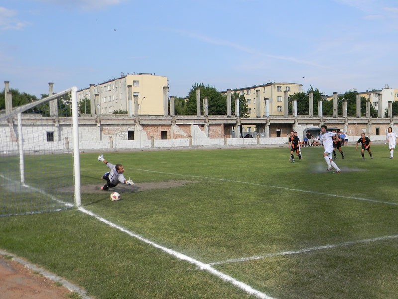 Juniorzy starsi Stali Mielec (bialo-niebieskie stroje)...