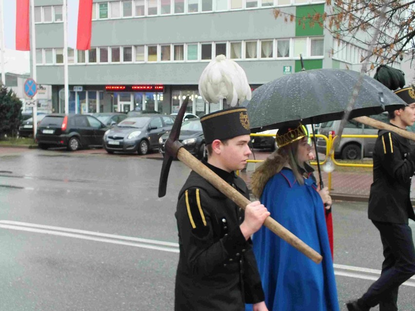 Uroczyste obchody Świętej Barbary w Starachowicach. Ulicami miasta przeszła procesja... w deszczu (ZDJĘCIA)