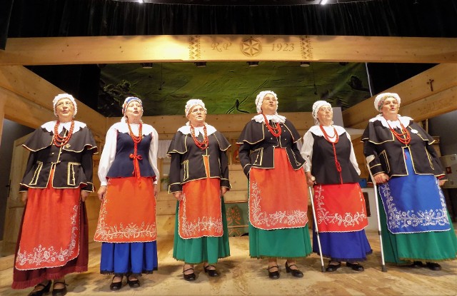 Kolejny sukces na koncie Zespołu Ludowego Radojewiczanie. Podczas Festiwalu Folkloru Polskiego - 53. Sabałowych Bajań w Bukowinie Tatrzańskiej panie z Radojewic wyśpiewały trzecie miejsce.- Konkurencja była ogromna. Do Bukowiny zjechali śpiewacy, zespoły, gawędziarze i instrumentaliści z jedenastu województw i z USA. Występy oceniało profesjonalne jury, tworzone przez pracowników naukowych- relacjonuje Ewa Kowalczyk, kierownik Radojewiczan. Nasz zespół występował a capella. Zgodnie z regulaminem festiwalu mogło go tworzyć tylko sześć osób. Radojewiczan w Bukowinie reprezentowały panie: Ewa Kowalczyk, Aleksandra Laskowska, Zofia Schmidt, Zofia Wieczorek, Bronisława Danielewska i Bernadeta Galardziak. Zaśpiewały 3 kujawskie piosenki: „Łod Jinowrocławia łukoliczny cimny las”, „Płod borym sosna” oraz „Czemuś łoczka zapłakała” i, oczywiście, zdobyły trzecie miejsce. Brawo!