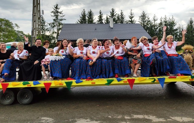 Kolorowe wozy przewiozły uczestników dożynek w Pławach do miejsca głównych uroczystości.