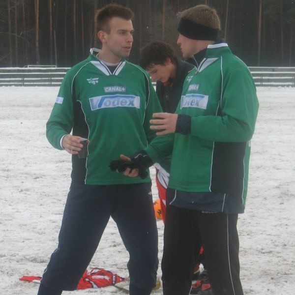 Z piłkarzami Stali Stalowa Wola trenuje napastnik z Wisły Kraków, Grzegorz Kmiecik (z lewej, obok Jaromir Wieprzęć).