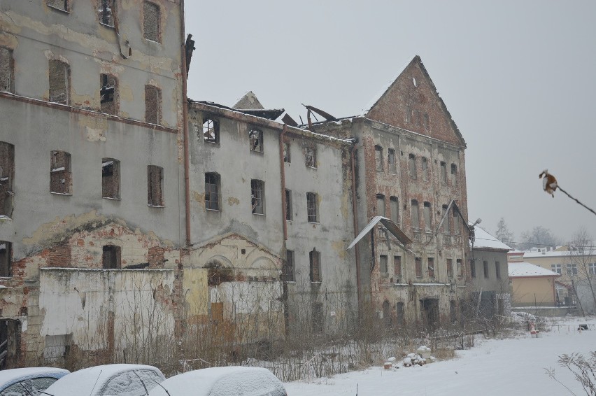 Tarnów. Nie ma winnych pożaru młyna Szancera. Zgliszcza wciąż straszą