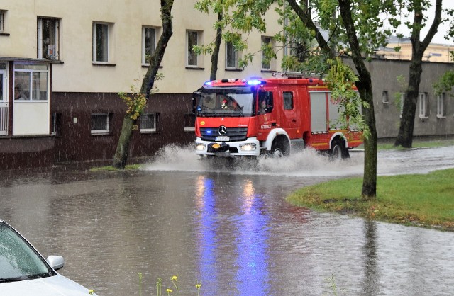 Obfity deszcz, kory pada w Inowrocławiu od rana sprawił, ze niektóre ulice zamieniają się w wielkie bajora. Tak jest na skrzyżowaniu Wawrzyniaka z Magazynową. Inowrocław pod wodą. Ulicami płyną rzeki: