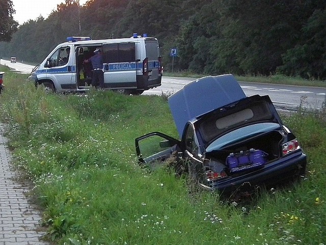 Jeden z samochodów wpadł do rowu.