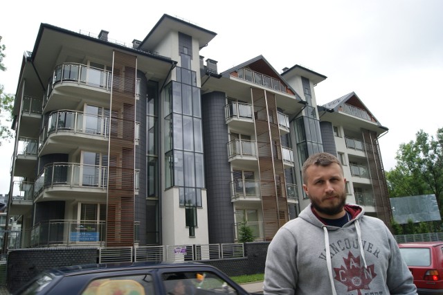 Paweł Gawroński stoi przed budynkiem, który miał mu zapewnić spokojne życie. Teraz z jego powodu ledwo wiąże koniec z końcem