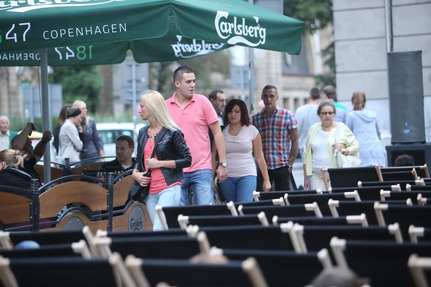 Letnie kino plenerowe na Mariackiej w Katowicach. "100 leżaków i ekran" [ZDJĘCIA]