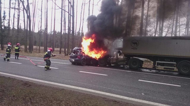 Wypadek na krajowej 46. Około 11.30 doszło do zderzenia osobowego volkswagena z samochodem ciężarowym. Doszło do pożaru. Zginął kierowca osobówki.