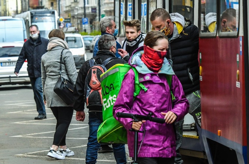 Obowiązek zakrywania ust i nosa za pomocą maseczki lub innej...